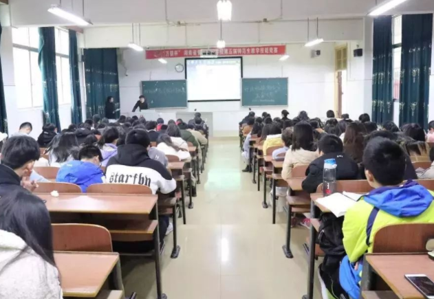一线教师一起开展教育规划与施行在实践中协同提高教师的专业